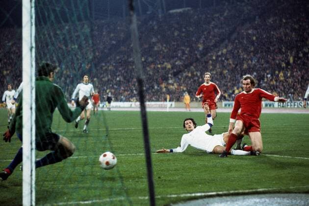 Uli Hoeneß (Bayern, re.) scheitert an Torwart Yevgeni Rudakov (Dynamo Kiew, re.) Fußball EC 1 Herren DEUTSCHSPRACHIGE SPORTZEITSCHRIFTEN UND -ZEITUNGEN NUR NACH RÜCKSPRACHE Saison 1976 1977 Gruppe München Dynamik, Fußball EC 1 Herren DEUTSCHSPRACHIGE SPORTZEITSCHRIFTEN UND -ZEITUNGEN NUR NACH RÜCKSPRACHE Saison 1976 1977 Gruppe München Dynamik,
