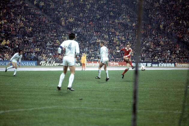 Franz Beckenbauer (Bayern, re.) zieht ab Fußball EC 1 Herren DEUTSCHSPRACHIGE SPORTZEITSCHRIFTEN UND -ZEITUNGEN NUR NACH RÜCKSPRACHE Saison 1976 1977 Totale München Dynamik, Fußball EC 1 Herren DEUTSCHSPRACHIGE SPORTZEITSCHRIFTEN UND -ZEITUNGEN NUR NACH RÜCKSPRACHE Saison 1976 1977 Totale München Dynamik,