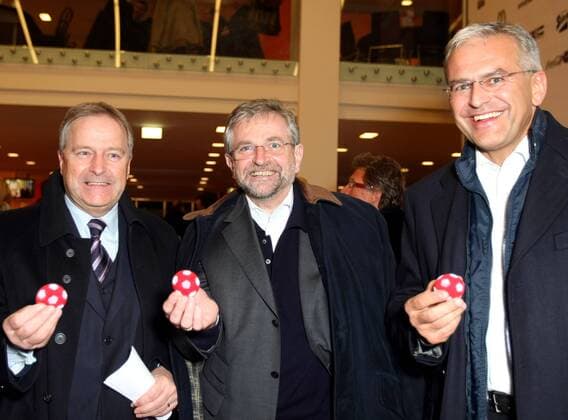 ÖFB Vizepräsident Leo Windtner (li.), Vizekanzler Wilhelm Molterer (Mitte) und Armin Burger (Generaldirektor Hofer KG alle Österreich) -  Fußball Länderspiel Herren Freundschaftsspiel 2008, Test, Testspiel, Nationalmannschaft Gruppe Wien Fußball Länderspiel Herren Freundschaftsspiel 2008, Test, Testspiel, Nationalmannschaft Gruppe Wien