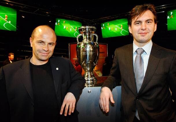 Schiedsrichter Konrad Plautz (li.) und Christian Schmölzer (beide Österreich), Turnierdirektor der Euro 2008, neben der Coupe Henri Delaunay -  Fußball EM Herren Vorschau Euro 2008, Experience Tour Kick Off, Kickoff, Pressetermin Gruppe Innsbruck Fußball EM Herren Vorschau Euro 2008, Experience Tour Kick Off, Kickoff, Pressetermin Gruppe Innsbruck