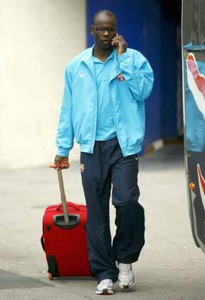 Lilian Thuram (FC Barcelona) bei seiner Ankunft in Valencia -  - NOxONLINExUSE Fußball Herren Primera Division 2007 2008, 1. Spanische Liga, Copa del Rey, Spanischer Pokal, Pokalspiel Einzelbild Valencia Fußball Herren Primera Division 2007 2008, 1. Spanische Liga, Copa del Rey, Spanischer Pokal, Pokalspiel Einzelbild Valencia