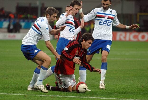 Alberto Paloschi (AC Mailand, Mitte) im Duell - Fußball Herren Serie A 2007 2008, 1. Italienische Liga, AC Mailand - Sampdoria Genua 1:2, Milan Gruppe Mailand Dynamik, Kampf, Überlegenheit, Fußball Herren Serie A 2007 2008, 1. Italienische Liga, AC Mailand - Sampdoria Genua 1:2, Milan Gruppe Mailand Dynamik, Kampf, Überlegenheit,