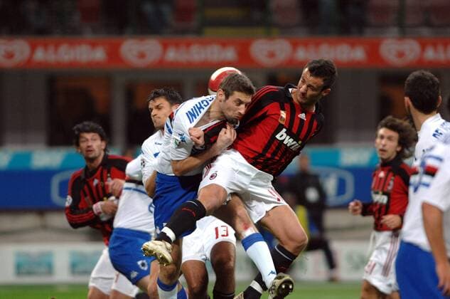 Alberto Gilardino (AC Mailand, re.) gegen Stefano Lucchini (Sampdoria Genua) - Fußball Herren Serie A 2007 2008, 1. Italienische Liga, AC Mailand - Sampdoria Genua 1:2, Milan Gruppe Mailand Dynamik, Kampf, Fußball Herren Serie A 2007 2008, 1. Italienische Liga, AC Mailand - Sampdoria Genua 1:2, Milan Gruppe Mailand Dynamik, Kampf,