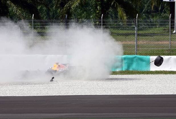 David Coulthard (Schottland Red Bull) nach einem Unfall in seinem Boliden in einer Staubwolke Motorsport Grand Prix Herren Großer Preis von Malaysia 2008, Formel 1 Weltmeisterschaft, F1, F, GP, WM, Freies Training Totale o0 RedBull Kuala Lumpur Sepang Dynamik, Motorsport Grand Prix Herren Großer Preis von Malaysia 2008, Formel 1 Weltmeisterschaft, F1, F, GP, WM, Freies Training Totale o0 RedBull Kuala Lumpur Sepang Dynamik,