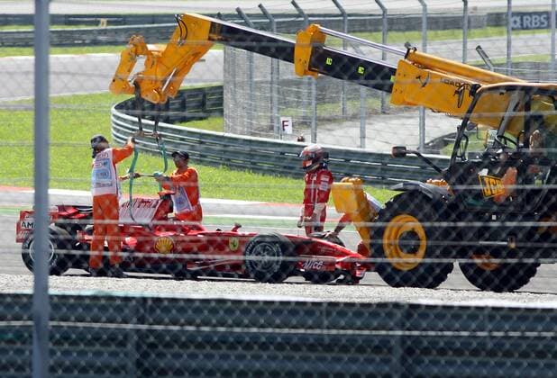 Defekter Bolide von Kimi Räikkönen (Finnland Ferrari) wird von Streckenposten an den Haken gehängt Motorsport Grand Prix Herren Großer Preis von Malaysia 2008, Formel 1 Weltmeisterschaft, F1, F, GP, WM, Freies Training Totale Perspektive, Durchblick, Streckenhelfer, Helfer Kuala Lumpur Sepang Motorsport Grand Prix Herren Großer Preis von Malaysia 2008, Formel 1 Weltmeisterschaft, F1, F, GP, WM, Freies Training Totale Perspektive, Durchblick, Streckenhelfer, Helfer Kuala Lumpur Sepang