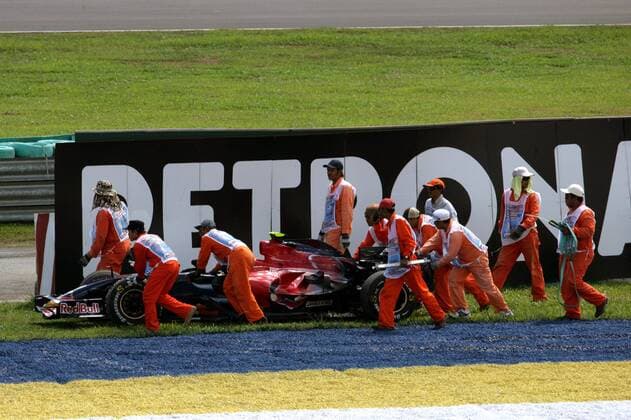 Streckenposten schieben den Boliden von Sebastian Vettel (Deutschland Toro Rosso) aus dem Kiesbett Motorsport Grand Prix Herren Großer Preis von Malaysia 2008, Formel 1 Weltmeisterschaft, F1, F, GP, WM, Freies Training Totale Kuala Lumpur Sepang Motorsport Grand Prix Herren Großer Preis von Malaysia 2008, Formel 1 Weltmeisterschaft, F1, F, GP, WM, Freies Training Totale Kuala Lumpur Sepang