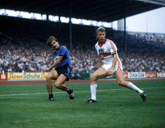 Bernd Förster (Stuttgart, re.) neben Edmund Becker (KSC) Fußball 1. BL Herren DEUTSCHSPRACHIGE SPORTZEITSCHRIFTEN UND -ZEITUNGEN NUR NACH RÜCKSPRACHE, Saison 1982 1983 Gruppe Stuttgart Dynamik, Fußball 1. BL Herren DEUTSCHSPRACHIGE SPORTZEITSCHRIFTEN UND -ZEITUNGEN NUR NACH RÜCKSPRACHE, Saison 1982 1983 Gruppe Stuttgart Dynamik,