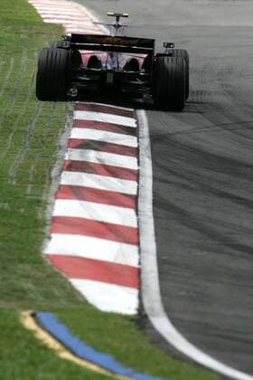 Sebastien Bourdais (Frankreich Toro Rosso) mit seinem Boliden auf den Curbs Motorsport Grand Prix Herren Großer Preis von Malaysia 2008, Formel 1 Weltmeisterschaft, F1, F, GP, WM, Freies Training Einzelbild Kuala Lumpur Sepang Motorsport Grand Prix Herren Großer Preis von Malaysia 2008, Formel 1 Weltmeisterschaft, F1, F, GP, WM, Freies Training Einzelbild Kuala Lumpur Sepang