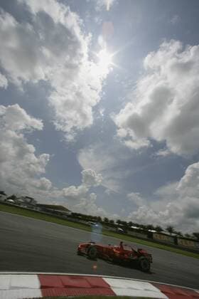 Kimi Räikkönen (Finnland Ferrari) in seinem Boliden Motorsport Grand Prix Herren Großer Preis von Malaysia 2008, Formel 1 Weltmeisterschaft, F1, F, GP, WM Totale Kuala Lumpur Sepang Motorsport Grand Prix Herren Großer Preis von Malaysia 2008, Formel 1 Weltmeisterschaft, F1, F, GP, WM Totale Kuala Lumpur Sepang