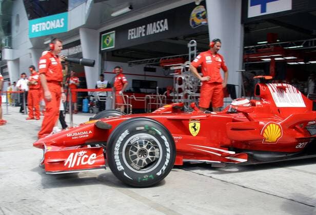 Kimi Räikkönen (Finnland beide Ferrari) fährt mit dem Boliden aus der Box Motorsport Grand Prix Herren Großer Preis von Malaysia 2008, Formel 1 Weltmeisterschaft, F1, F, GP, WM, Qualifying Gruppe Kuala Lumpur Sepang Motorsport Grand Prix Herren Großer Preis von Malaysia 2008, Formel 1 Weltmeisterschaft, F1, F, GP, WM, Qualifying Gruppe Kuala Lumpur Sepang