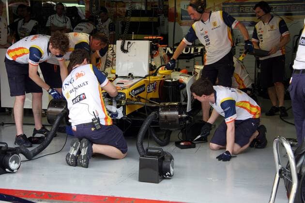 Mechaniker arbeiten fieberhaft am Boliden von Fernando Alonso (Spanien Renault) Motorsport Grand Prix Herren Großer Preis von Malaysia 2008, Formel 1 Weltmeisterschaft, F1, F, GP, WM, Qualifying Gruppe Kuala Lumpur Sepang Motorsport Grand Prix Herren Großer Preis von Malaysia 2008, Formel 1 Weltmeisterschaft, F1, F, GP, WM, Qualifying Gruppe Kuala Lumpur Sepang