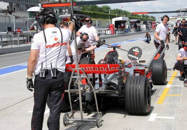 Lewis Hamilton (England McLaren Mercedes) - Boxenstopp Motorsport Grand Prix Herren Großer Preis von Malaysia 2008, Formel 1 Weltmeisterschaft, F1, F, GP, WM, Qualifying Gruppe Kuala Lumpur Sepang Motorsport Grand Prix Herren Großer Preis von Malaysia 2008, Formel 1 Weltmeisterschaft, F1, F, GP, WM, Qualifying Gruppe Kuala Lumpur Sepang