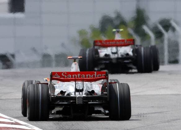 Lewis Hamilton (England McLaren Mercedes) bei der Verfolgung seines Teamkollegen Motorsport Grand Prix Herren Großer Preis von Malaysia 2008, Formel 1 Weltmeisterschaft, F1, F, GP, WM, Freies Training Gruppe Kuala Lumpur Sepang Motorsport Grand Prix Herren Großer Preis von Malaysia 2008, Formel 1 Weltmeisterschaft, F1, F, GP, WM, Freies Training Gruppe Kuala Lumpur Sepang