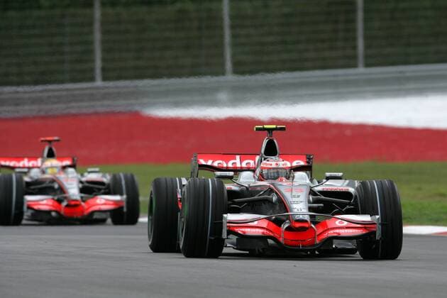 Heikki Kovalainen (Finnland, vorn) verfolgt von Teamkollege Lewis Hamilton (England beide McLaren Mercedes) Motorsport Grand Prix Herren Großer Preis von Malaysia 2008, Formel 1 Weltmeisterschaft, F1, F, GP, WM, Qualifying Gruppe Kuala Lumpur Sepang Motorsport Grand Prix Herren Großer Preis von Malaysia 2008, Formel 1 Weltmeisterschaft, F1, F, GP, WM, Qualifying Gruppe Kuala Lumpur Sepang