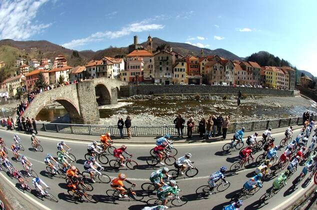 Peloton von Mailand - San Remo 2008 passiert ein Flussbett mit darüber führender Brücke -  Radsport Herren Mailand - San Remo 2008, Straßenradsport, Straße, Rad Totale Mailand - San Remo Radsport Herren Mailand - San Remo 2008, Straßenradsport, Straße, Rad Totale Mailand - San Remo