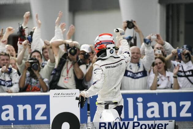 Robert Kubica (Polen BMW Sauber) jubelt nach dem zweiten Platz beim GP von Malaysia seinem Team zu -  Motorsport Grand Prix Herren Großer Preis von Malaysia 2008, Formel 1 Weltmeisterschaft, F1, F, GP, WM Gruppe Kuala Lumpur Sepang Freude, Motorsport Grand Prix Herren Großer Preis von Malaysia 2008, Formel 1 Weltmeisterschaft, F1, F, GP, WM Gruppe Kuala Lumpur Sepang Freude,
