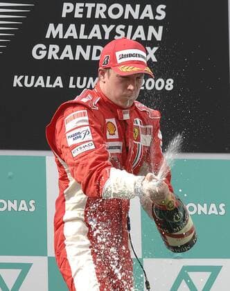 Kimi Räikkönen (Finnland Ferrari) - Sieger des GP von Malaysia - spendet eine Champagnerdusche Motorsport Grand Prix Herren Großer Preis von Malaysia 2008, Formel 1 Weltmeisterschaft, F1, F, GP, WM Einzelbild Kuala Lumpur Sepang Motorsport Grand Prix Herren Großer Preis von Malaysia 2008, Formel 1 Weltmeisterschaft, F1, F, GP, WM Einzelbild Kuala Lumpur Sepang