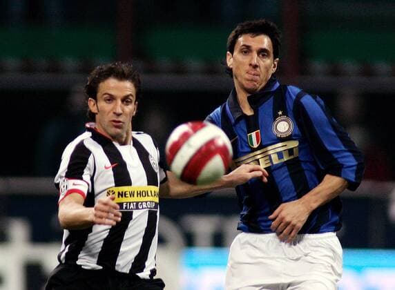 Alessandro del Piero (Juventus Turin, li.) gegen Nicolas Burdisso (Inter Mailand) - Fußball Herren Serie A 2007 2008, 1. Italienische Liga, FC Internazionale Mailand - Juventus Turin 1:2, Juve, Vdig Gruppe Mailand Dynamik, Fußball Herren Serie A 2007 2008, 1. Italienische Liga, FC Internazionale Mailand - Juventus Turin 1:2, Juve, Vdig Gruppe Mailand Dynamik,