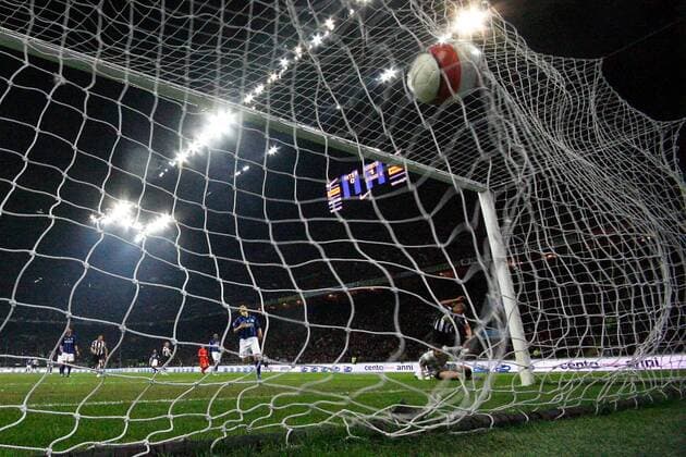 Der Ball ist im Tor, David Trezeguet (Juventus Turin, re.) hat Torwart Julio Cesar (Inter Mailand, 2.v.re.) überwunden - Fußball Herren Serie A 2007 2008, 1. Italienische Liga, FC Internazionale Mailand - Juventus Turin 1:2, Juve, Vdig Totale Mailand Fußball Herren Serie A 2007 2008, 1. Italienische Liga, FC Internazionale Mailand - Juventus Turin 1:2, Juve, Vdig Totale Mailand