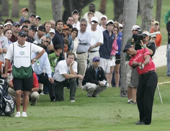 Tiger Woods (USA, re.), beobachtet von Caddie Steve Williams (Neuseeland) und dem Publikum -  (MIA20080324717) Golf Herren WGC CA Championship 2008, PGA Tour Gruppe Doral Miami Golf Herren WGC CA Championship 2008, PGA Tour Gruppe Doral Miami