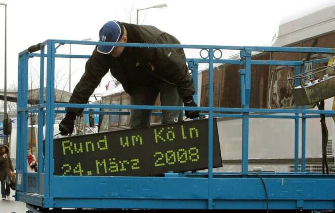 Aufräumarbeiten am Rande des 93. Rund um Köln, das wegen schlechten Wetters abgesagt werden muss Radsport Herren 93. Rund um Köln 2008, Straßenradsport, Straße, Rad, Absage, absagen, Ausfall, Rennausfall Einzelbild Köln Radsport Herren 93. Rund um Köln 2008, Straßenradsport, Straße, Rad, Absage, absagen, Ausfall, Rennausfall Einzelbild Köln