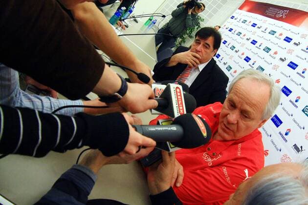 Nationaltrainer Jakob Kuhn (re.) steht Rede und Antwort, SFV Medienchef Pierre Benoit (beide Schweiz) hört zu Fußball Herren Nationalmannschaft 2008, Pressekonferenz, Pressetermin Gruppe Basel Fußball Herren Nationalmannschaft 2008, Pressekonferenz, Pressetermin Gruppe Basel 