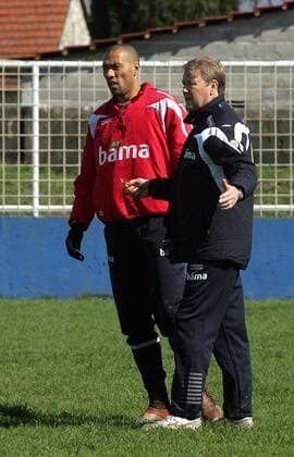 John Carew (li.) und Nationaltrainer Age Hareide (beide Norwegen) im Gespräch -  Fußball Herren Nationalteam 2008, Training Gruppe Golubovci Fußball Herren Nationalteam 2008, Training Gruppe Golubovci