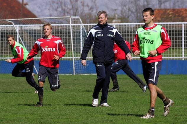 Per Ciljan Skjelbred (2.v.li.) und Nationaltrainer Age Hareide (beide Norwegen) -  Fußball Herren Nationalteam 2008, Training Gruppe Golubovci Dynamik, Fußball Herren Nationalteam 2008, Training Gruppe Golubovci Dynamik,