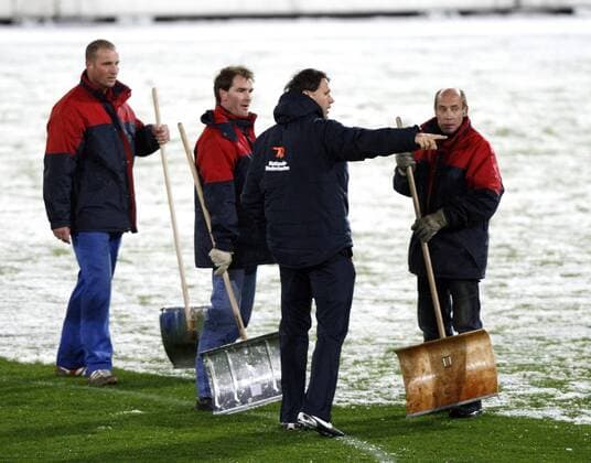 Nationaltrainer Marco van Basten (Niederlande) instruiert die Schneeschaufler im verschneiten Wien -  Fußball Herren 2008, Nationalteam, Training Gruppe Wien Fußball Herren 2008, Nationalteam, Training Gruppe Wien