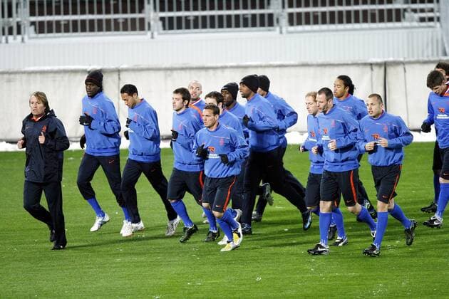 Lauftraining Niederlande - Rafael van der Vaart (4.v.li.) und Wesley Sneijder (6.v.li.) folgen Co Trainer Rob Witschge (li.) -  Fußball Herren 2008, Nationalteam, Training Totale Wien Fußball Herren 2008, Nationalteam, Training Totale Wien