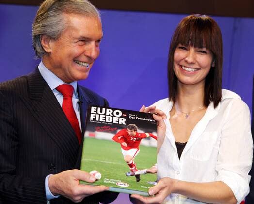 ÖFB Präsident Friedrich Stickler und Sängerin Christina Stürmer (beide Österreich) präsentieren neben dem EM Buch Eurofieber auch den österreichischen EM Song -  Fußball EM Herren Vorschau EURO 2008, Pressekonferenz, Präsentation, Pressetermin Gruppe Wien Fußball EM Herren Vorschau EURO 2008, Pressekonferenz, Präsentation, Pressetermin Gruppe Wien