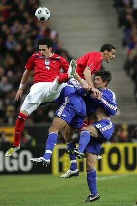 Owen Hargreaves (li.) und Rio Ferdinand (beide England) gegen Jeremy Toulalan (re., Frankreich) - EDITORIAL USE ONLY. No use with unauthorised audio, video, data, fixture lists, club league logos or live services. Online in-match use limited to 120 images, no video emulation. No use in betting, games or single club league player publications. Fußball Länderspiel Herren Nationalteam 2008, Test, Testspiel, Freundschaftsspiel, Nationaltrikot, Frankreich - England 1:0 Gruppe Paris Dynamik, Fußball Länderspiel Herren Nationalteam 2008, Test, Testspiel, Freundschaftsspiel, Nationaltrikot, Frankreich - England 1:0 Gruppe Paris Dynamik,