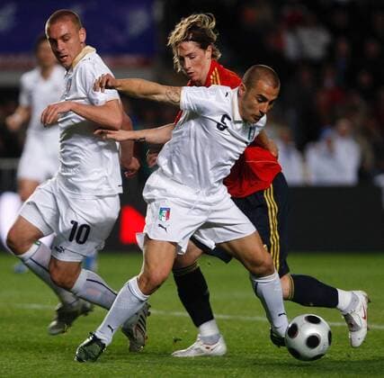 Fabio Cannavaro (Italien, re.) gegen Fernando Torres (Spanien, Mitte), li. Daniele de Rossi (Italien) - - NOxONLINExUSE Fußball Länderspiel Herren Freundschaftsspiel 2008, Test, Testspiel, Nationalteam, Nationaltrikot, Spanien - Italien 1:0 Gruppe Elche Dynamik, Fußball Länderspiel Herren Freundschaftsspiel 2008, Test, Testspiel, Nationalteam, Nationaltrikot, Spanien - Italien 1:0 Gruppe Elche Dynamik,