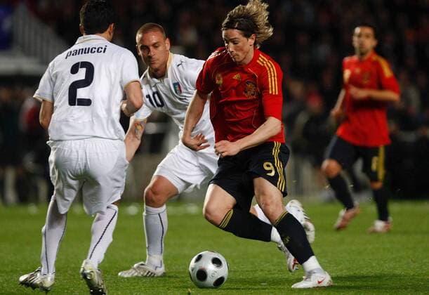 Fernando Torres (Spanien, re.) gegen Daniele de Rossi (Mitte) und Christian Panucci (beide Italien) - - NOxONLINExUSE Fußball Länderspiel Herren Freundschaftsspiel 2008, Test, Testspiel, Nationalteam, Nationaltrikot, Spanien - Italien 1:0 Gruppe Elche Dynamik, Fußball Länderspiel Herren Freundschaftsspiel 2008, Test, Testspiel, Nationalteam, Nationaltrikot, Spanien - Italien 1:0 Gruppe Elche Dynamik,