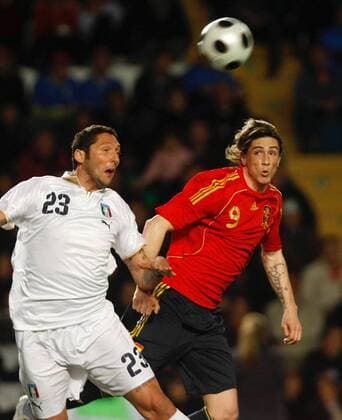 Marco Materazzi (Italien, li.) gegen Fernando Torres (Spanien) - - NOxONLINExUSE Fußball Länderspiel Herren Freundschaftsspiel 2008, Test, Testspiel, Nationalteam, Nationaltrikot, Spanien - Italien 1:0 Gruppe Elche Dynamik, Fußball Länderspiel Herren Freundschaftsspiel 2008, Test, Testspiel, Nationalteam, Nationaltrikot, Spanien - Italien 1:0 Gruppe Elche Dynamik,