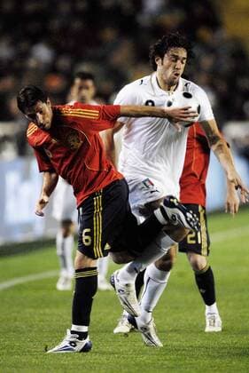 Luca Toni (Italien, re.) gegen Joan Capdevila (Spanien) Fußball Länderspiel Herren Freundschaftsspiel 2008, Test, Testspiel, Nationalteam, Nationaltrikot, Spanien - Italien 1:0 Gruppe Elche Dynamik, Fußball Länderspiel Herren Freundschaftsspiel 2008, Test, Testspiel, Nationalteam, Nationaltrikot, Spanien - Italien 1:0 Gruppe Elche Dynamik,