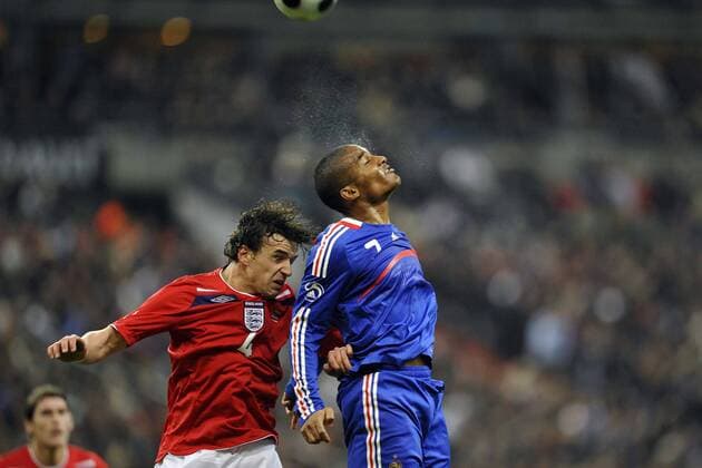 Florent Malouda (Frankreich, re.) gegen Owen Hargreaves (England) - Fußball Länderspiel Herren Freundschaftsspiel 2008, Test, Testspiel, Nationalteam, Nationaltrikot, Frankreich - England 1:0 Gruppe Paris Dynamik, Kampf, Fußball Länderspiel Herren Freundschaftsspiel 2008, Test, Testspiel, Nationalteam, Nationaltrikot, Frankreich - England 1:0 Gruppe Paris Dynamik, Kampf,