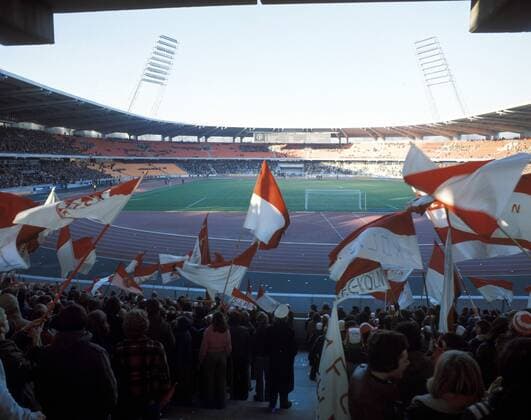 Kölner Fans schwenken ihre Fahnen im Müngersdorfer Stadion Fußball 1. BL Herren DEUTSCHSPRACHIGE SPORTZEITSCHRIFTEN UND -ZEITUNGEN NUR NACH RÜCKSPRACHE 1975 1976 Totale Köln Fußball 1. BL Herren DEUTSCHSPRACHIGE SPORTZEITSCHRIFTEN UND -ZEITUNGEN NUR NACH RÜCKSPRACHE 1975 1976 Totale Köln