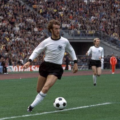 Rainer Bonhof (BR Deutschland) am Ball Fußball EM Herren DEUTSCHSPRACHIGE SPORTZEITSCHRIFTEN UND -ZEITUNGEN NUR NACH RÜCKSPRACHE 1976 Einzelbild München Dynamik, Fußball EM Herren DEUTSCHSPRACHIGE SPORTZEITSCHRIFTEN UND -ZEITUNGEN NUR NACH RÜCKSPRACHE 1976 Einzelbild München Dynamik,