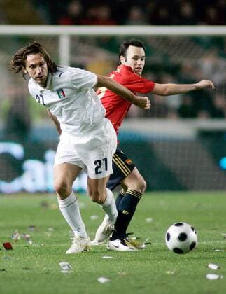 Andrea Pirlo (Italien, li.) gegen Andres Iniesta (Spanien) -  Fußball Länderspiel Herren Freundschaftsspiel 2008, Test, Testspiel, Nationalteam, Nationaltrikot, Spanien - Italien 1:0 Gruppe Elche Dynamik, Fußball Länderspiel Herren Freundschaftsspiel 2008, Test, Testspiel, Nationalteam, Nationaltrikot, Spanien - Italien 1:0 Gruppe Elche Dynamik,