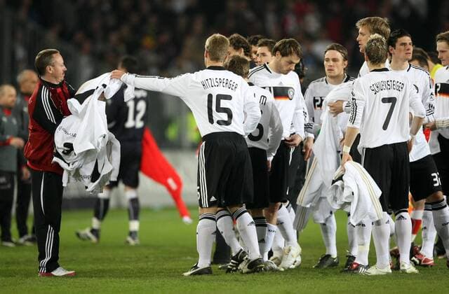 Vorbereitung auf das Gruppenbild Deutschland - Zeugwart Thomas Mai (li.) sammelt die Trainingsjacken ein Fußball Länderspiel Herren Freundschaftsspiel 2008, Testspiel, Test, Nationalmannschaft, Nationaltrikot Gruppe Basel Fußball Länderspiel Herren Freundschaftsspiel 2008, Testspiel, Test, Nationalmannschaft, Nationaltrikot Gruppe Basel