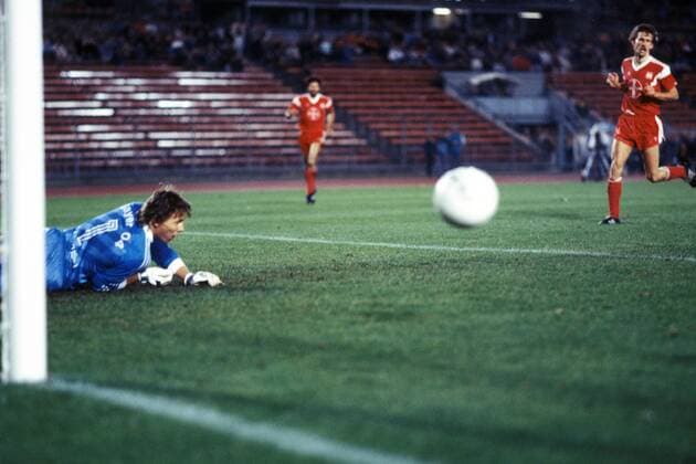 Torwart Rüdiger Vollborn schaut dem Ball nach, daneben Alois Reinhardt (beide Leverkusen, re.) Fußball Herren DEUTSCHSPRACHIGE SPORTZEITSCHRIFTEN UND -ZEITUNGEN NUR NACH RÜCKSPRACHE, DFB Pokal 1986 1987 Gruppe Düsseldorf Dynamik, Spannung, Fußball Herren DEUTSCHSPRACHIGE SPORTZEITSCHRIFTEN UND -ZEITUNGEN NUR NACH RÜCKSPRACHE, DFB Pokal 1986 1987 Gruppe Düsseldorf Dynamik, Spannung,