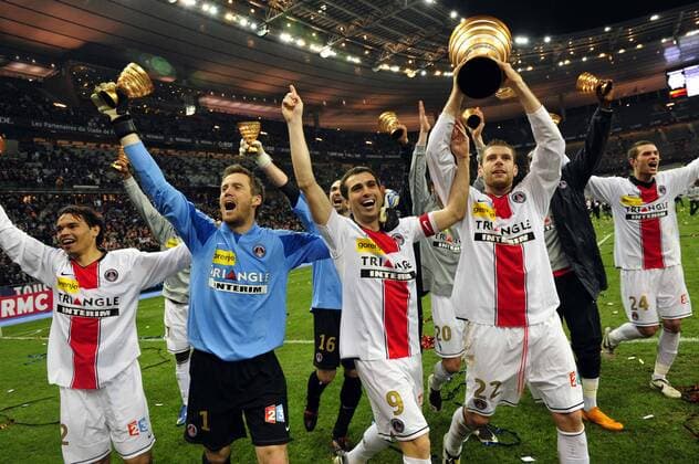 Ehrenrunde Ligapokalsieger Paris St. Germain, v.li.: Ceara, Torwart Mickael Landreau, Pauleta, Sylvain Armand mit der Trophäe und Gregory Bourillon - Fußball Herren Coupe de la Ligue 2007 2008, Französischer Pokal, Ligapokal, Pokalspiel, Finale Endspiel Pokalfinale Gruppe premiumd Paris, St. Denis, Saint Begeisterung, Freude, Fußball Herren Coupe de la Ligue 2007 2008, Französischer Pokal, Ligapokal, Pokalspiel, Finale Endspiel Pokalfinale Gruppe premiumd Paris, St. Denis, Saint Begeisterung, Freude,