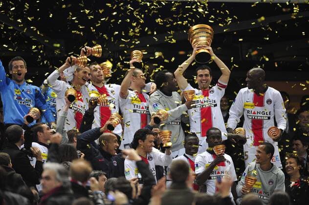 Ligapokalsieger Paris St. Germain - Pauleta (hi.2.v.re.) jubelt mit der Trophäe - Fußball Herren Coupe de la Ligue 2007 2008, Französischer Pokal, Ligapokal, Pokalspiel, Finale Endspiel Pokalfinale Totale premiumd Paris, St. Denis, Saint Begeisterung, Freude, Fußball Herren Coupe de la Ligue 2007 2008, Französischer Pokal, Ligapokal, Pokalspiel, Finale Endspiel Pokalfinale Totale premiumd Paris, St. Denis, Saint Begeisterung, Freude,