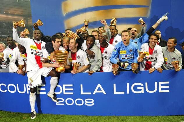 Ligapokalsieger Paris St. Germain - Bernard Mendy (vorn, 3.v.li.) und Paulta (4.v.li.) mit der Trophäe - Fußball Herren Coupe de la Ligue 2007 2008, Französischer Pokal, Ligapokal, Pokalspiel, Finale Endspiel Pokalfinale Totale premiumd Paris, St. Denis, Saint Begeisterung, Freude, Fußball Herren Coupe de la Ligue 2007 2008, Französischer Pokal, Ligapokal, Pokalspiel, Finale Endspiel Pokalfinale Totale premiumd Paris, St. Denis, Saint Begeisterung, Freude,