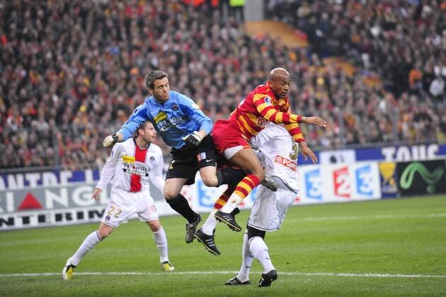 Torwart Mickael Landreau (Paris St. Germain) gegen Toifilou Maoulida (Lens) - Fußball Herren Coupe de la Ligue 2007 2008, Französischer Pokal, Ligapokal, Pokalspiel, Finale Endspiel Pokalfinale Gruppe Michael Paris, St. Denis, Saint Dynamik, Höhe, Kampf, Fußball Herren Coupe de la Ligue 2007 2008, Französischer Pokal, Ligapokal, Pokalspiel, Finale Endspiel Pokalfinale Gruppe Michael Paris, St. Denis, Saint Dynamik, Höhe, Kampf,