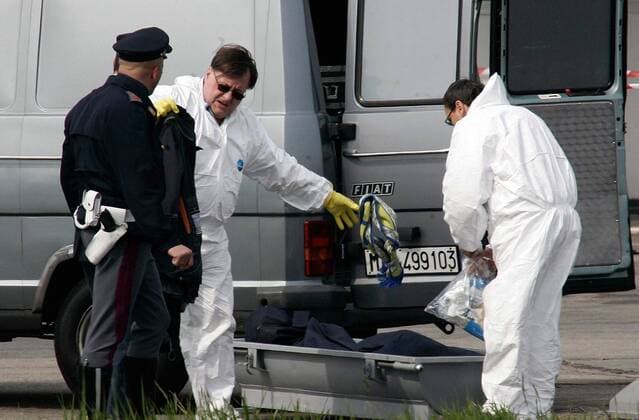 Polizisten transportieren die sterblichen Überreste des von einem Juve Fanbus erfasst und getöteten Parma Fans in einem Sarg ab -  Fußball Herren Serie A 2007 2008, 1. Italienische Liga, Juventus Turin - FC Parma Gruppe o0 Todesfall Crocetta Fußball Herren Serie A 2007 2008, 1. Italienische Liga, Juventus Turin - FC Parma Gruppe o0 Todesfall Crocetta