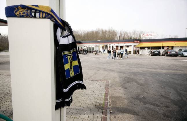 Parma Fanschal als Zeichen der Trauer für den auf der Autobahnraststätte Crocetta ums Leben gekommenen Fan des FC Parma -  Fußball Herren Serie A 2007 2008, 1. Italienische Liga, Juventus Turin - FC Parma, Juve Einzelbild o0 Todesfall Crocetta Fußball Herren Serie A 2007 2008, 1. Italienische Liga, Juventus Turin - FC Parma, Juve Einzelbild o0 Todesfall Crocetta