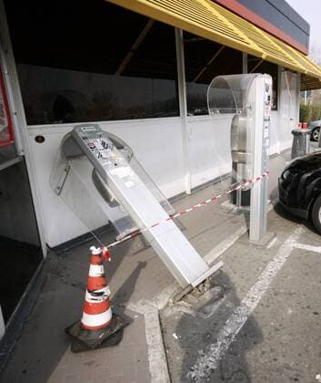 Zerstörte Telefonzelle der Autobahnraststätte Crocetta, auf welcher ein Fan des FC Parma ums Leben gekommen ist -  Fußball Herren Serie A 2007 2008, 1. Italienische Liga, Juventus Turin - FC Parma, Juve Einzelbild o0 Todesfall Crocetta Fußball Herren Serie A 2007 2008, 1. Italienische Liga, Juventus Turin - FC Parma, Juve Einzelbild o0 Todesfall Crocetta