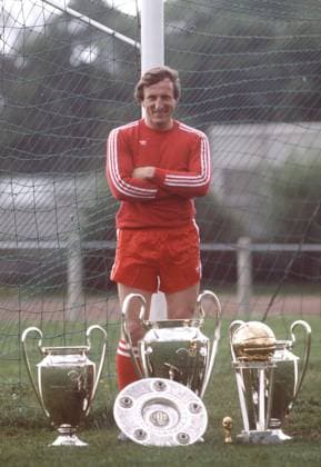 Hans Georg Schwarzenbeck (Bayern) präsentiert zum Karriereende seine Trophäensammlung - dreimal Europapokalsieger der Landesmeister, Weltpokalsieger, fünf Mal deutscher Meister, dreimal DFB Pokalsieger und Weltmeister Fußball 1. BL Herren Saison 1980 1981, FC Bayern München, Fotoshooting, Abschied, Karriere Ende Einzelbild Aufmacher München Fußball 1. BL Herren Saison 1980 1981, FC Bayern München, Fotoshooting, Abschied, Karriere Ende Einzelbild Aufmacher München
